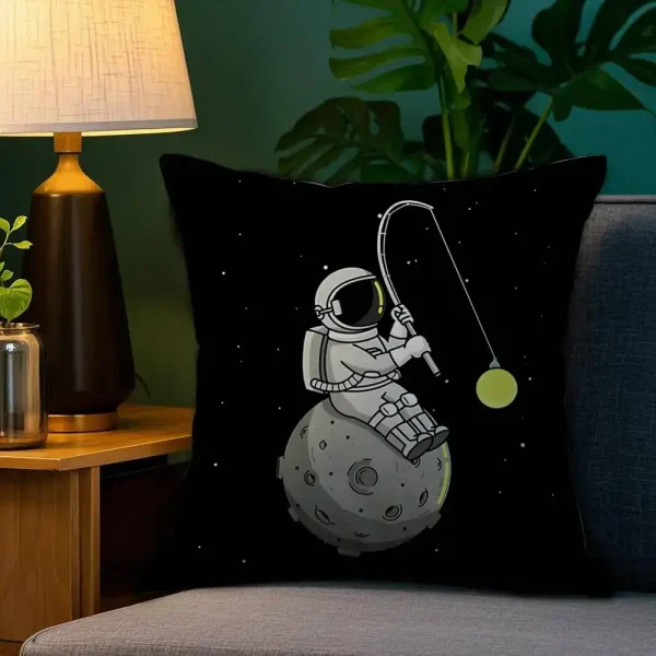 Cuscino decorativo con astronauta che pesca una stella sulla luna, perfetto per gli appassionati di spazio e scienza. Ideale come regalo originale o elemento di arredo per ambienti tematici.