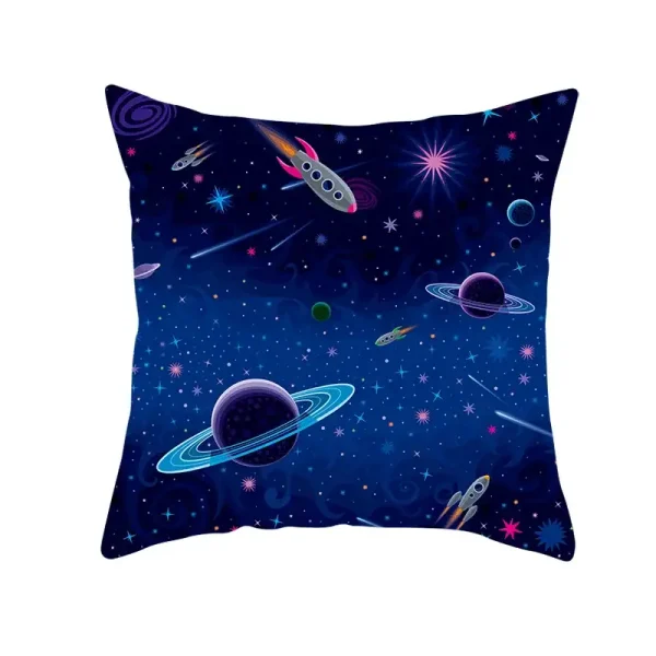 Cuscino decorativo con tema spaziale, raffigurante pianeti, stelle e navicelle in un cielo stellato blu scuro, perfetto per decorare ambienti a tema cosmico.