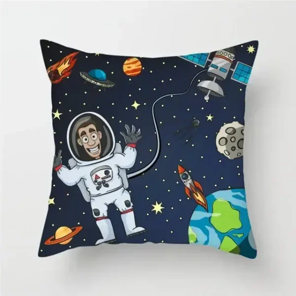 Cuscino decorativo con tema spaziale, raffigurante un astronauta in orbita tra pianeti, stelle e navicelle spaziali, ideale per appassionati di scienza e spazio.