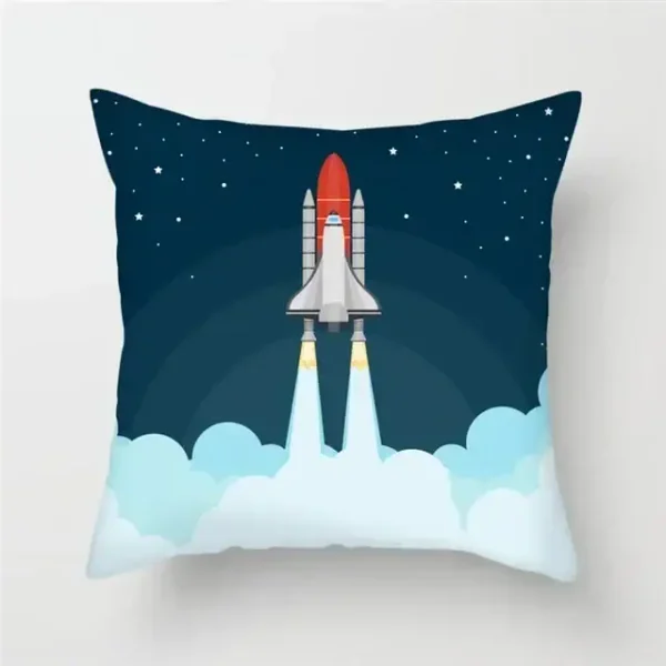 Cuscino decorativo con immagine di un razzo che decolla nello spazio stellato, ideale per appassionati di scienza e tecnologia.