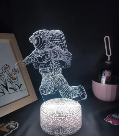 LED 3D illusion lamp raffigurante un astronauta in orbita nello spazio.