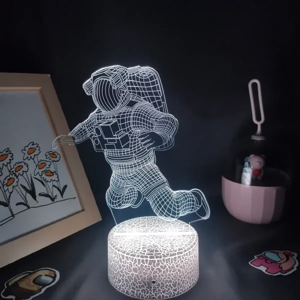 LED 3D illusion lamp raffigurante un astronauta in orbita nello spazio.