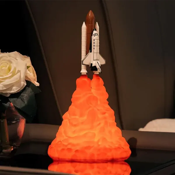 Modello di razzo in partenza con fiamme arancioni e nuvole di fuoco, decorazione scientifica per ambienti educativi o tematici spaziali.