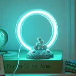Lampada a forma di cerchio neon con decorazione scientifica, ideale come oggetto decorativo e da collezione per appassionati di scienza e design moderno.