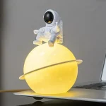 Decorazione luminosa a forma di pianeta con astronauta LED.