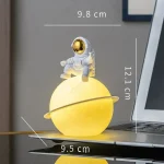 Decorazione da scrivania con astronauta e pianeta luminoso, perfetta per appassionati di scienza e spazio, misura circa 9,8 cm di altezza e 9,5 cm di diametro.