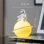 Modello di pianeta Terra con astronauta luminoso, decorazione scientifica originale, perfetta per appassionati di spazio e scienza, altezza 12.1 cm, diametro 9.8 cm.