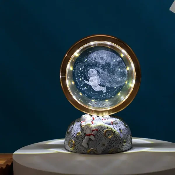 Lampada decorativa con scena spaziale e astronauta in miniatura.