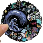 Astronauta in tuta spaziale che fluttua nello spazio, circondato da un vortice di galassie e stelle, con un'ambientazione cosmica ricca di dettagli scientifici e decorativi.