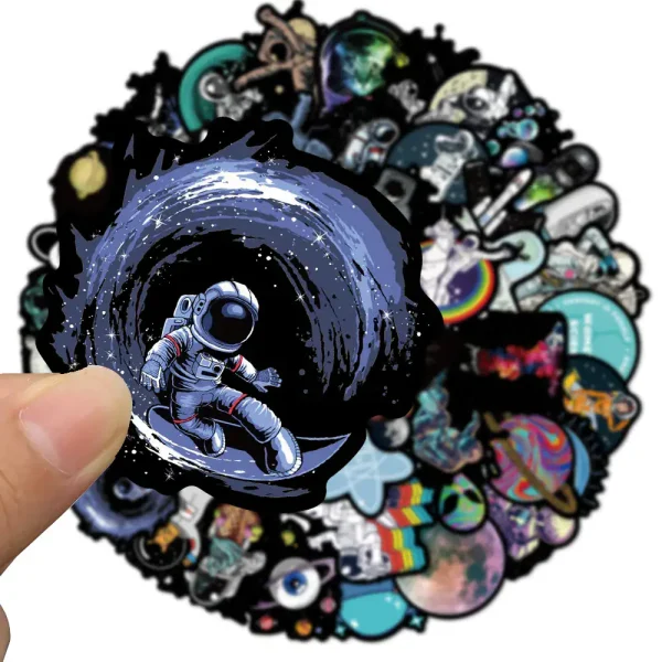 Astronauta in tuta spaziale che fluttua nello spazio, circondato da un vortice di galassie e stelle, con un'ambientazione cosmica ricca di dettagli scientifici e decorativi.