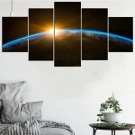 Immagine artistica della Terra vista dallo spazio con il sole che sorge all'orizzonte, creando un effetto luminoso e suggestivo. Perfetta come decorazione scientifica moderna per ambienti di studio o.