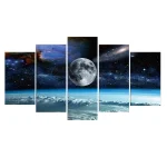 Immagine artistica dello spazio con la Terra vista dall'orbita, la Luna e un cielo stellato ricco di galassie e stelle luminose, ideale come decorazione scientifica.