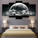 Pannello decorativo moderno con immagine della luna e nuvole, ideale per arredamento scientifico e spaziale, perfetto per appassionati di astronomia e decorazioni originali.