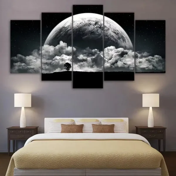 Pannello decorativo moderno con immagine della luna e nuvole, ideale per arredamento scientifico e spaziale, perfetto per appassionati di astronomia e decorazioni originali.
