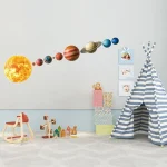 Decorazione murale con il sistema solare e pianeti in miniatura, ideale per camerette di bambini e ambienti educativi, stimola la curiosità e l'apprendimento scientifico.