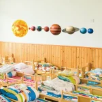 Decorazione murale del Sistema Solare con pianeti e sole, ideale per camerette e ambienti educativi, stimola la curiosità e l'apprendimento scientifico.
