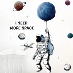 Astronauta che tiene un pianeta con altri corpi celesti e la scritta "I NEED MORE SPACE" in un'illustrazione spaziale.
