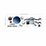 Decorazione spaziale con astronauta e pianeti, ideale per appassionati di scienza e spazio, perfetta come decorazione educativa o per ambienti a tema scientifico.