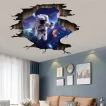 Decorazione da soffitto a tema spaziale con astronauta e pianeti, effetto 3D realistico che crea l'illusione di un buco nel soffitto con vista nello spazio.