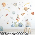 Decorazione murale spaziale con razzi, pianeti e astronavi, ideale per ambienti educativi e per stimolare la curiosità scientifica dei bambini.