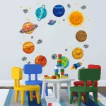 Decorazioni scientifiche con pianeti sorridenti e oggetti spaziali colorati, ideali per ambienti educativi e giochi, creando un'atmosfera divertente e stimolante.