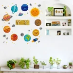 Decorazione murale del sistema solare con pianeti, stelle e pianeti in stile cartone animato, ideale per ambienti educativi o per gli appassionati di astronomia.