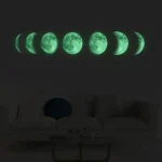 Decorazione luminosa con sequenza di fasi lunari in verde fluorescente, ideale per ambienti scientifici o decorazioni originali.