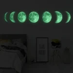 Serie di fasi lunari luminose verdi proiettate sulla parete di una stanza moderna, creando un'atmosfera suggestiva e rilassante.