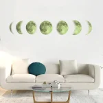 Decorazione murale con fasi lunari in tonalità verdi, ideale per ambienti moderni e minimalisti. Perfetta come elemento di design per appassionati di astronomia e decorazioni originali.