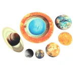 Modello planetario con pianeti e sistema solare in miniatura, perfetto per decorazioni scientifiche e educative.