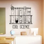Decorazione murale con disegni di provette di laboratorio e scritta "Cool Science" in stile minimalista, ideale per ambienti educativi o scientifici.