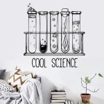 Murale decorativo con beute di laboratorio e scritta "Cool Science" per ambienti educativi e moderni. Perfetto per appassionati di scienza e decorazioni originali.