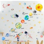 Decorazione murale con pianeti del sistema solare, astronavi e stelle colorate, ideale per ambienti educativi e scientifici.