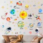 Murale decorativo con pianeti e astronavi, ideale per ambienti educativi o spaziali, con dettagli colorati e stile giocoso.