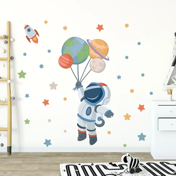 Decorazione murale con astronauta, pianeti e razzo in stile cartone animato, ideale per ambienti educativi e scientifici, stimola curiosità e interesse per lo spazio.