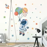 Decorazione murale con astronauta e pianeti, ideale per ambienti a tema spaziale, perfetta per bambini e appassionati di scienza e astronomia.