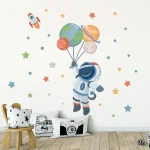 Decorazione murale con astronauta, pianeti e razzo, ideale per ambienti dedicati alla scienza e allo spazio.