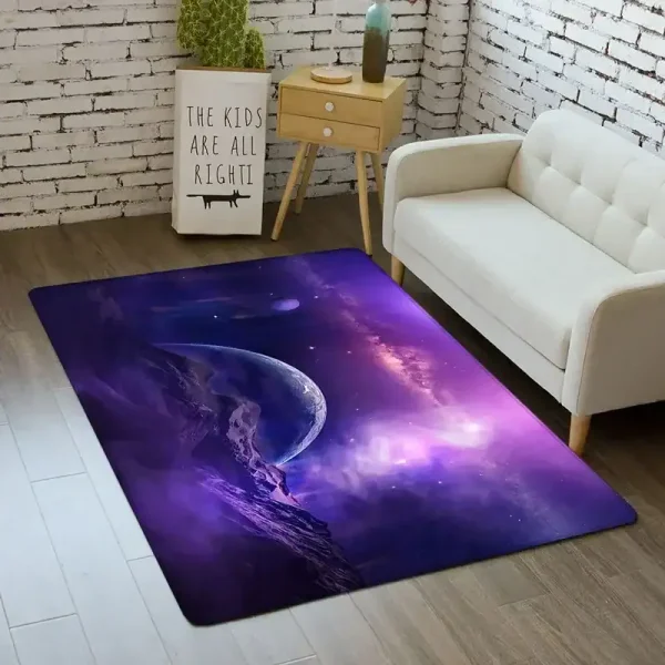 Tappeto decorativo con immagine di pianeta e galassia in tonalità viola e blu.