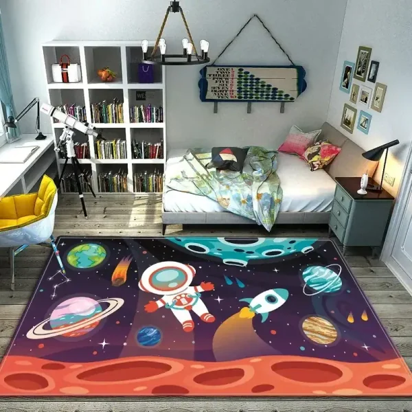 Tappeto con design spaziale, astronauta e pianeti, ideale per decorare la stanza dei bambini con un tema galattico e stimolare la fantasia.