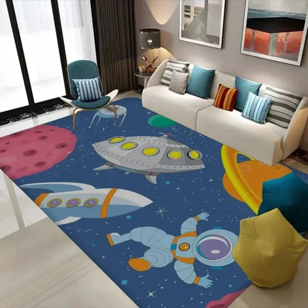 Vasta 2: Tappeto decorativo con tema spaziale, raffigurante navicelle, astronauta e pianeti, ideale per ambienti bambini e appassionati di scienza e spazio.