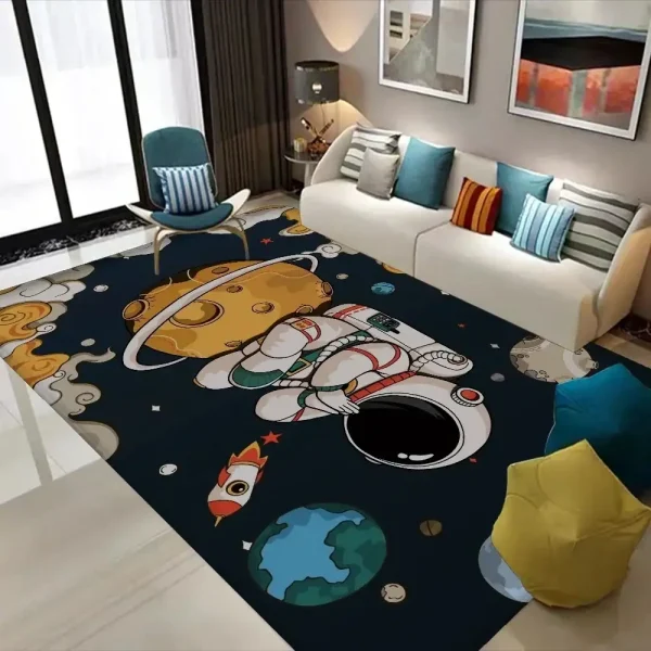 Tappeto con tema spaziale raffigurante astronauta, pianeti e stelle, decorato con mobili moderni e cuscini colorati in un soggiorno luminoso.