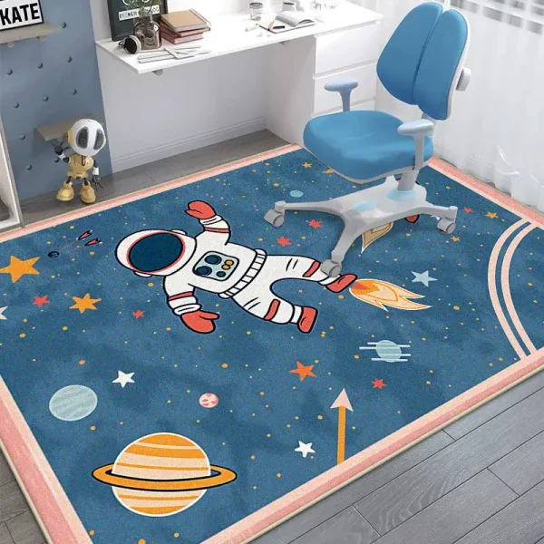 Tappeto decorativo con tema spaziale, raffigura un astronauta in orbita tra pianeti e stelle, ideale per ambienti di studio o camerette per bambini appassionati di spazio.
