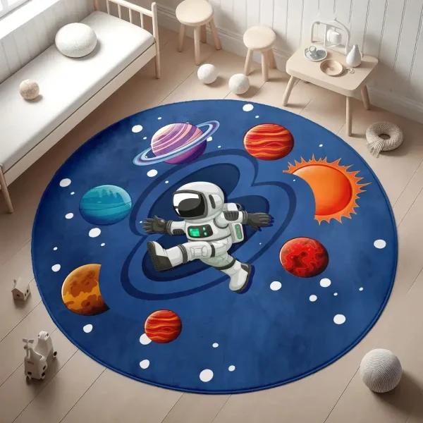 Tappeto rotondo con astronauta e pianeti colorati su sfondo spaziale, ideale per decorazioni scientifiche e giochi educativi.