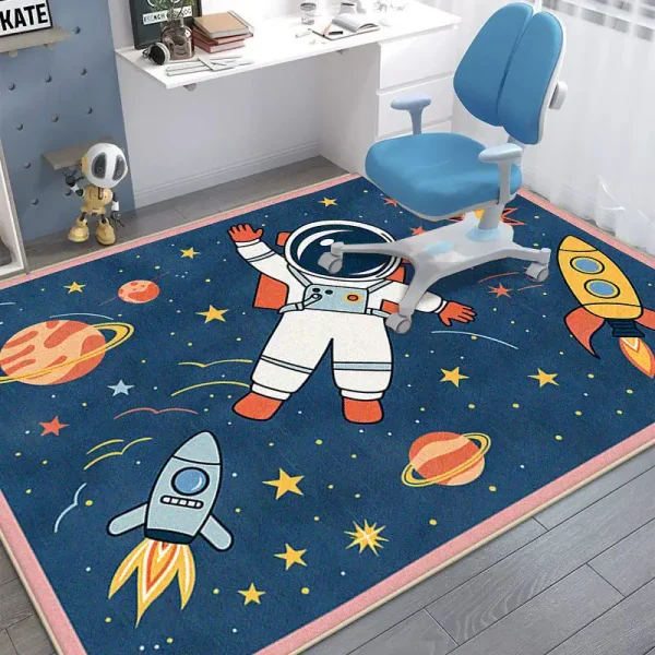 Tappeto con tema spaziale raffigurante un astronauta, pianeti e razzi, ideale per ambienti educativi o per bambini appassionati di spazio.