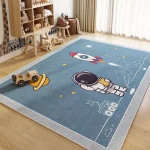 Tappeto per bambini con tema spaziale, astronauta, razzo e stelle, ideale per decorare la cameretta con un tocco di avventura e fantasia.