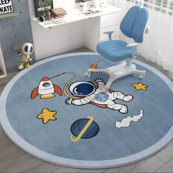 Tappeto decorativo a tema spaziale con astronauta, razzo, pianeti e stelle, ideale per camerette e ambienti educativi.