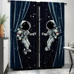 Tende decorative con disegni di astronauti in orbita nello spazio, perfette per ambienti a tema scientifico o per gli appassionati di astronomia e esplorazioni spaziali.