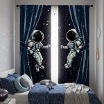 Vetrate decorative con astronauti in tuta spaziale che emergono da tende blu con stelle, creando un'ambientazione spaziale e fantastica nella stanza.