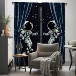 Astronauti stilizzati sulle tende che rappresentano l'esplorazione spaziale, con stelle e pianeti sullo sfondo. Decorazione originale per appassionati di scienza e spazio.