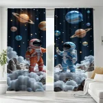Tende decorative con astronauti in ambientazione spaziale tra nuvole e pianeti, ideali per decorare ambienti a tema scientifico e spaziale.